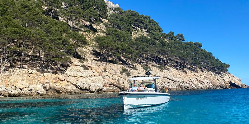 Gemma, copywriter på önskefoto, sitter i en båt utanför kusten av Ibiza och presenterar sina favoritresmål för en semester i september i Europa.