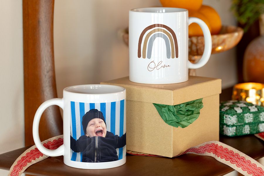 Personlig mugg med en bild på en skrattande bebis, som illustrerar önskefotos idéer för personliga muggar som julklapp till bebisens första jul för nyblivna föräldrar och mor- och farföräldrar.