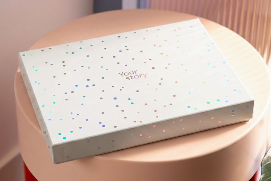 Den stängda presentationsboxen står på en pall, vilket visar den färdiga looken på önskefotos nya fotobok-presentbox.