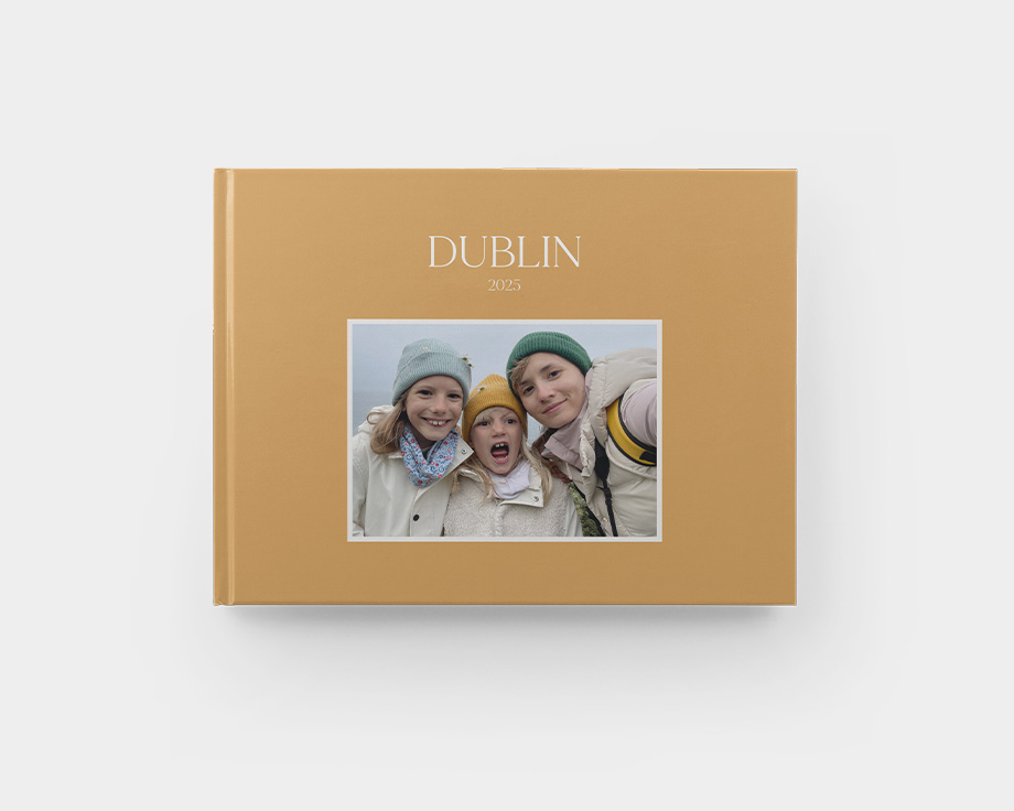 Medelstor liggande fotobok med hårt omslag