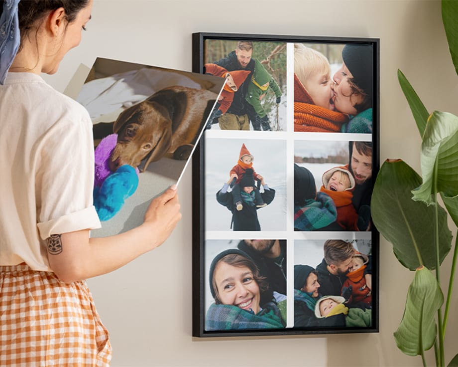 En leende kvinna som håller i en väggdekoration bredvid en canvastavla med collage.