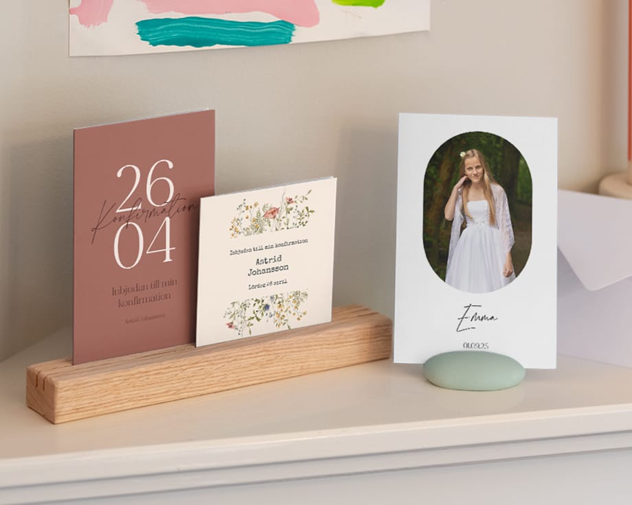 En hylla med olika konfirmationskort och ställ som håller dem på plats.
