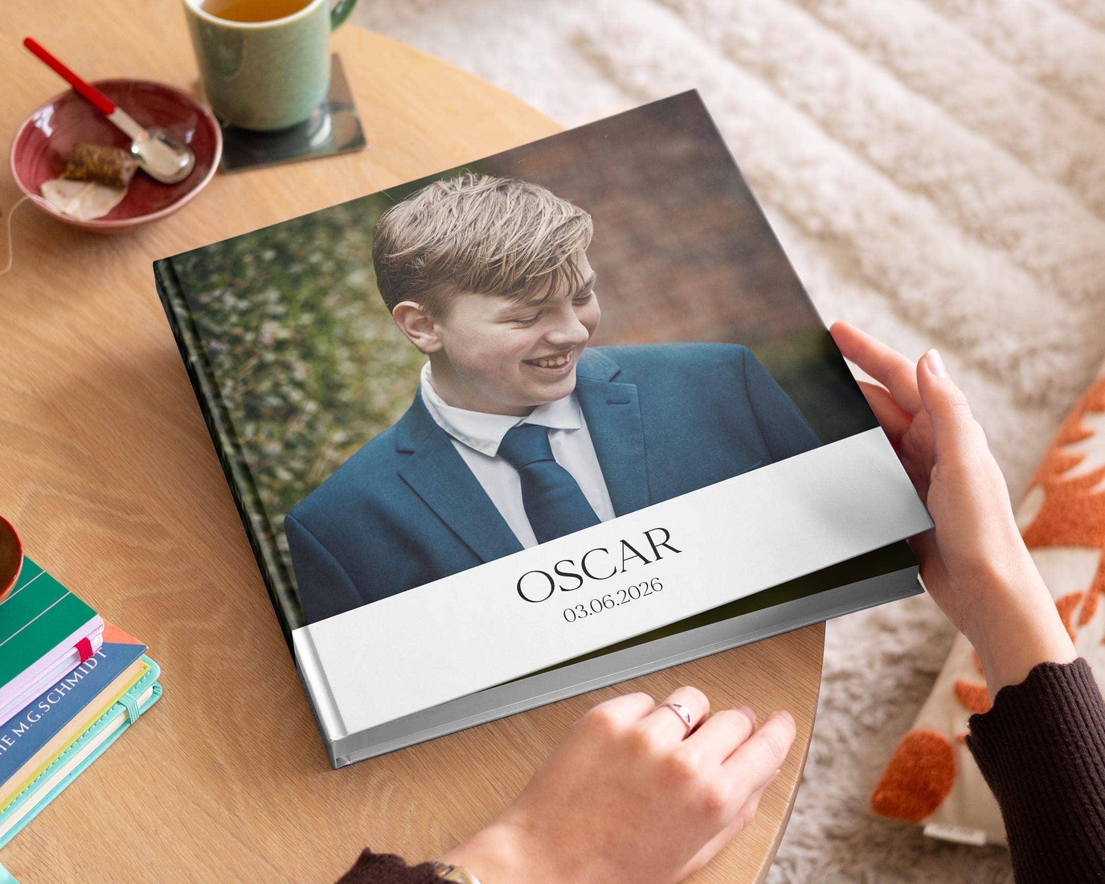 Öppnad fotobok med barnmotiv