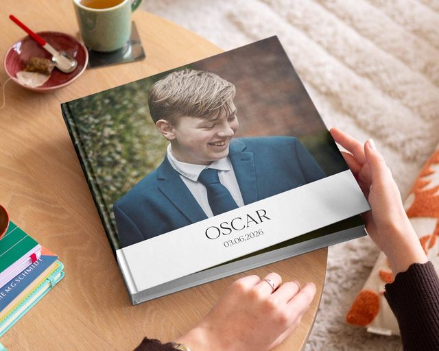 Öppnad fotobok med barnmotiv