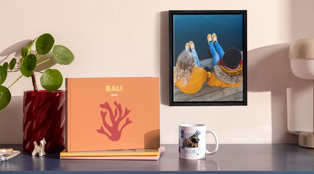 Personliga fotoprodukter från önskefoto, inklusive en fotobok, en inramad väggdekoration och en fotomugg.