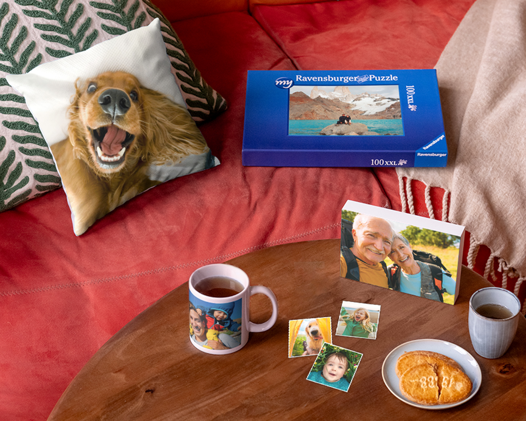 Vardagsrum med olika personliga fotopresenter