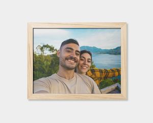 Fotoposter med en selfie av ett par vid en utsiktsplats