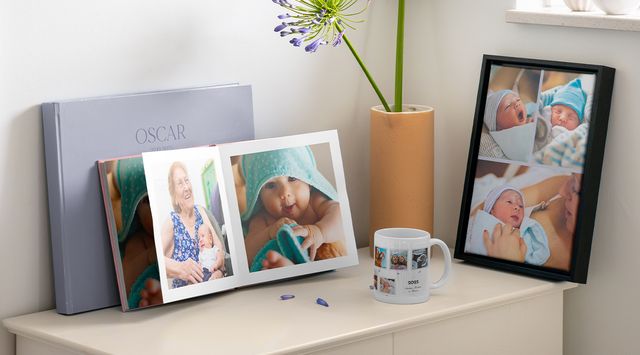 Personliga bebispresenter i form av en fotobok och inramad väggdekor