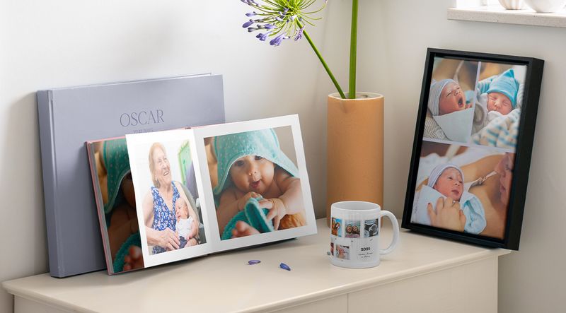 Personliga bebispresenter i form av en fotobok och inramad väggdekor