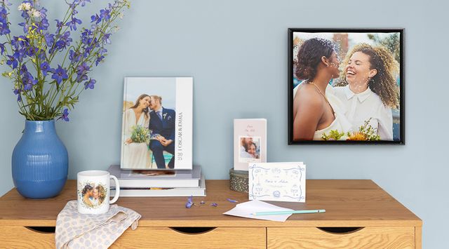 En kollektion av personliga bröllopsprodukter, från fotoböcker och fotokort till väggdekorationer.