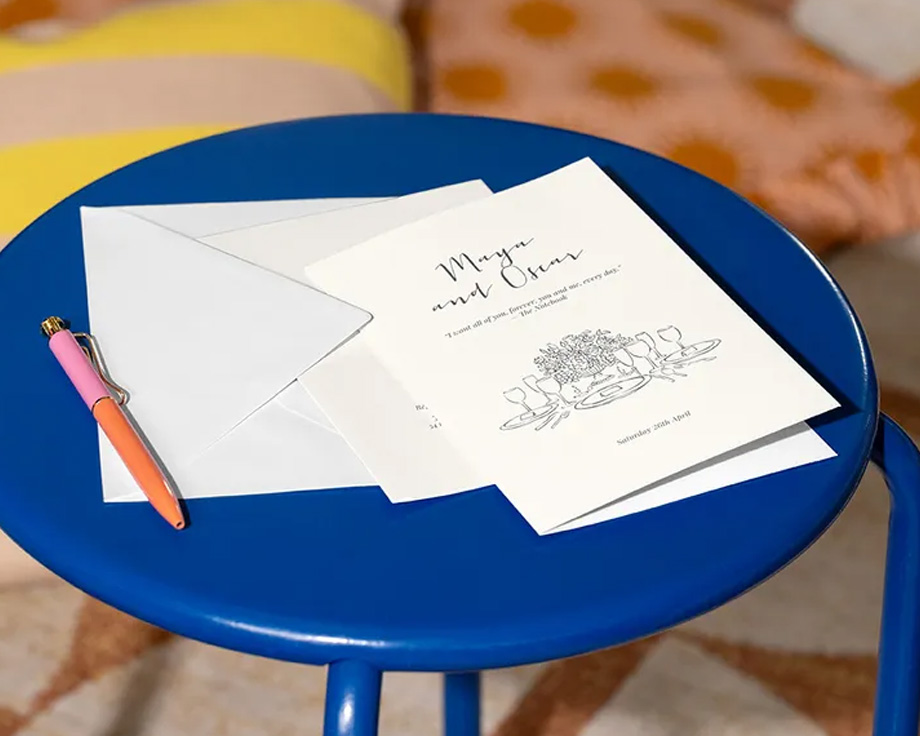 En kollektion personliga önskefoto-bröllopsinbjudningar i olika storlekar, som illustrerar olika sätt att presentera bröllopstexten.