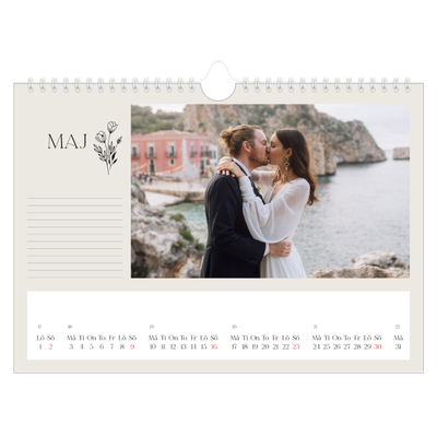 Fotokalender A4 Enkel — Initialer i blom [Maj]