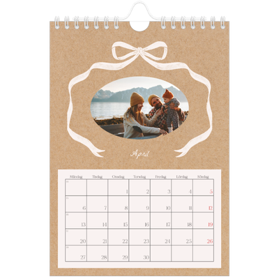 Fotokalender A5 Enkel — Kraft och rosett [April]