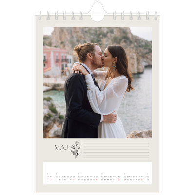 Fotokalender A5 Enkel — Initialer i blom [Maj]