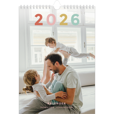 Fotokalender A4 Enkel (20 x 30 cm) — Färgglada typsnitt [omslag]