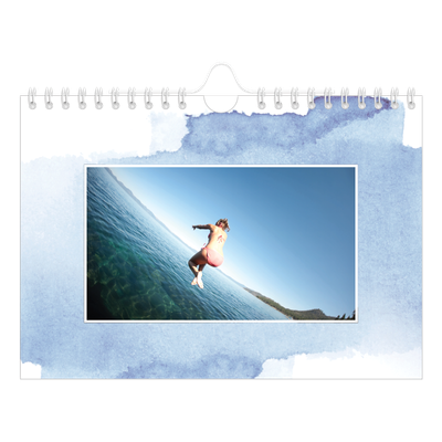 Fotokalender A5 Enkel — Akvareller i bakgrunden [omslag]