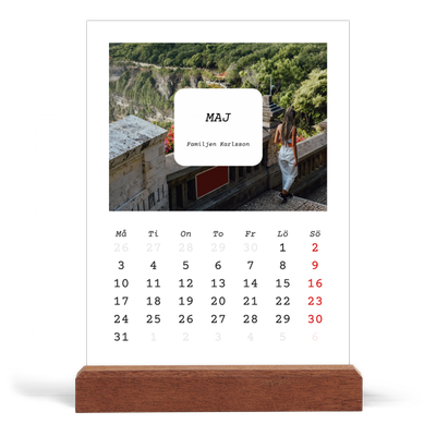 Skrivbordskalender med träställ - Stående — Hela historien [omslag]