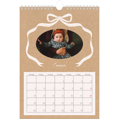 Fotokalender A4 Enkel (20 x 30 cm) — Kraft och rosett [Januari]