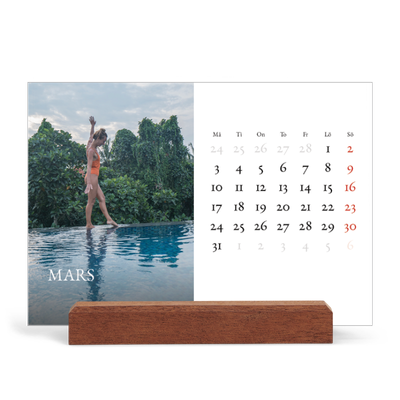 Skrivbordskalender med träställ - Liggande  — Enkel serif-teckensnitt [Mars]