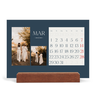 Skrivbordskalender med träställ - Liggande  — Skiffer & seriffer [Mars]