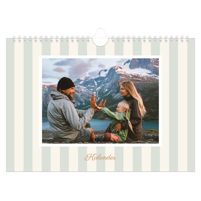 Fotokalender A4 Enkel — Skrift och ränder [omslag]
