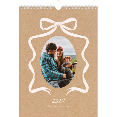 Fotokalender A4 Enkel (20 x 30 cm) — Kraft och rosett [omslag]