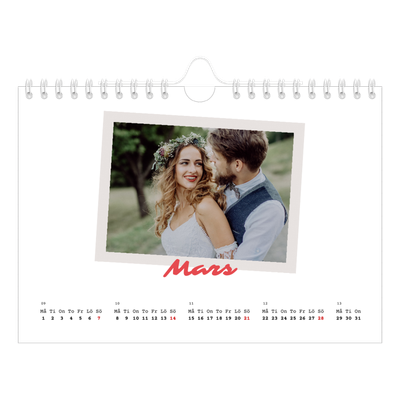Fotokalender A5 Enkel — Signerad i karmosin [Mars]