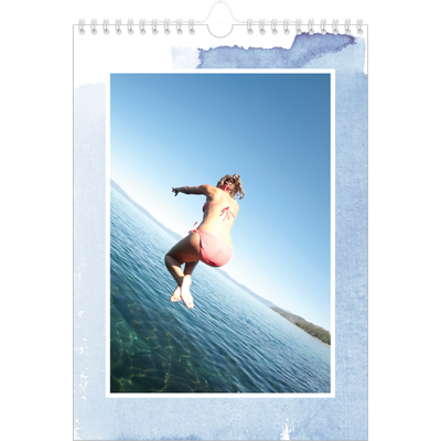 Fotokalender A4 Enkel (20 x 30 cm) — Akvareller i bakgrunden [omslag]