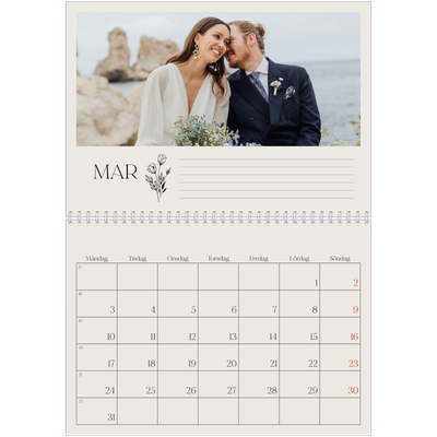 Fotokalender A3 Klassisk (30 x 40 cm) — Initialer i blom [Mars]