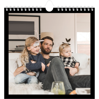 Årskalender kvadratisk — Svart ram [omslag]