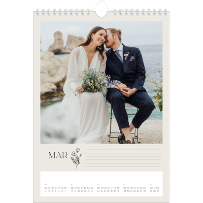 Fotokalender A4 Enkel (20 x 30 cm) — Initialer i blom [Mars]