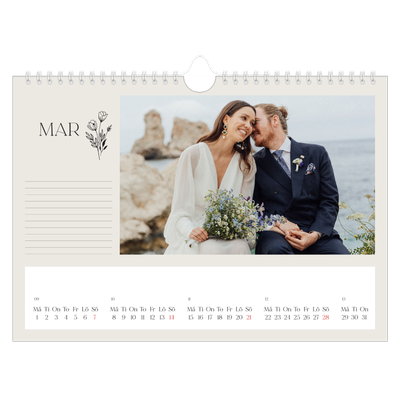 Fotokalender A4 Enkel — Initialer i blom [Mars]