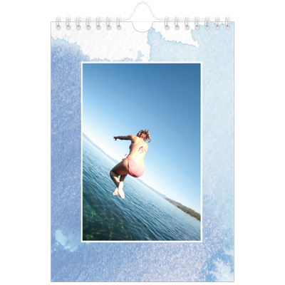 Fotokalender A5 Enkel — Akvareller i bakgrunden [omslag]