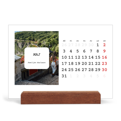 Skrivbordskalender med träställ - Liggande  — Hela historien [omslag]