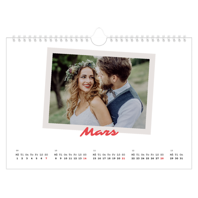 Fotokalender A4 Enkel — Signerad i karmosin [Mars]