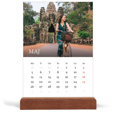 Skrivbordskalender med träställ - Stående — Enkel serif-teckensnitt [omslag]