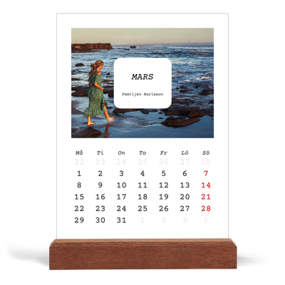 Skrivbordskalender med träställ - Stående — Hela historien [Mars]
