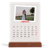 Skrivbordskalender med träställ - Stående — Signerad i karmosin [April]