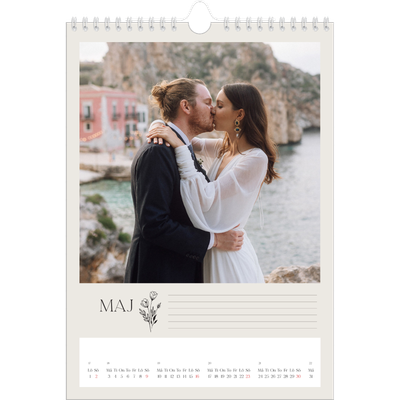 Fotokalender A4 Enkel (20 x 30 cm) — Initialer i blom [Maj]