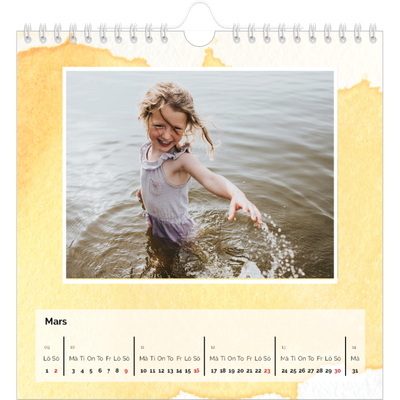 Årskalender kvadratisk — Akvareller i bakgrunden [Mars]