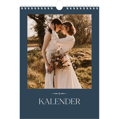 Fotokalender A4 Enkel (20 x 30 cm) — Skiffer & seriffer [omslag]