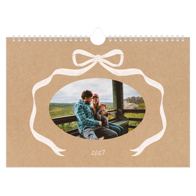 Fotokalender A4 Enkel — Kraft och rosett [omslag]
