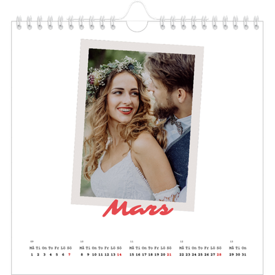 Årskalender kvadratisk — Signerad i karmosin [Mars]