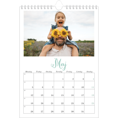 Fotokalender A4 Enkel (20 x 30 cm) — Hej världen [Maj]