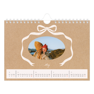 Fotokalender A5 Enkel — Kraft och rosett [omslag]