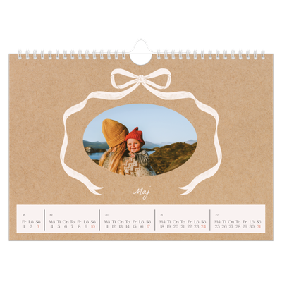 Fotokalender A4 Enkel — Kraft och rosett [omslag]