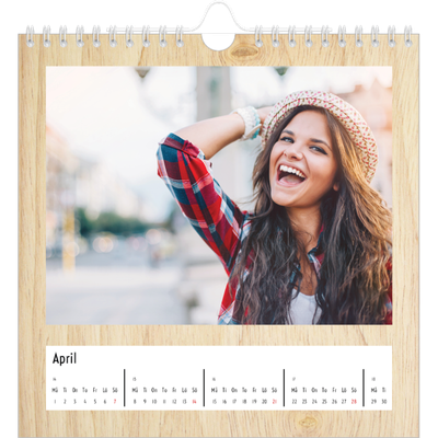 Årskalender kvadratisk — Paneler i trä [April]