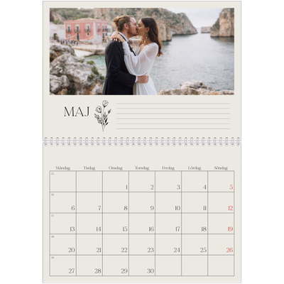 Fotokalender A3 Klassisk (30 x 40 cm) — Initialer i blom [Maj]