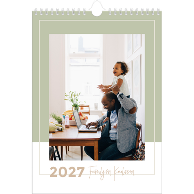 A4 Familjeplanerare — Familjekalender i naturfärger - Familj på 4 [omslag]