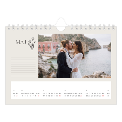 Fotokalender A5 Enkel — Initialer i blom [Maj]